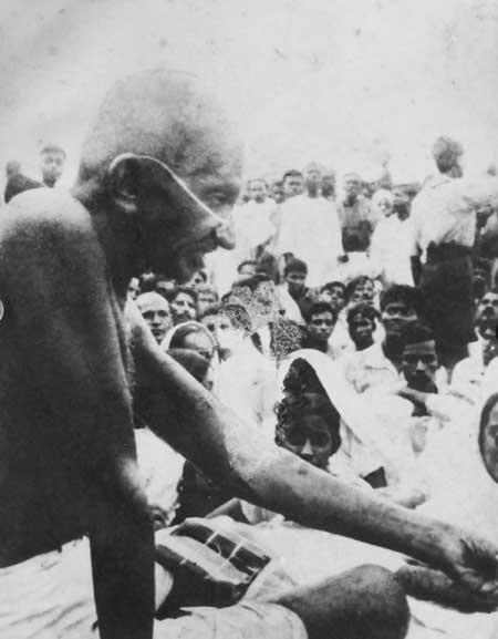 Gandhiji collecting fund for the Harijans at Jajpur, Cuttack in 1934.jpg